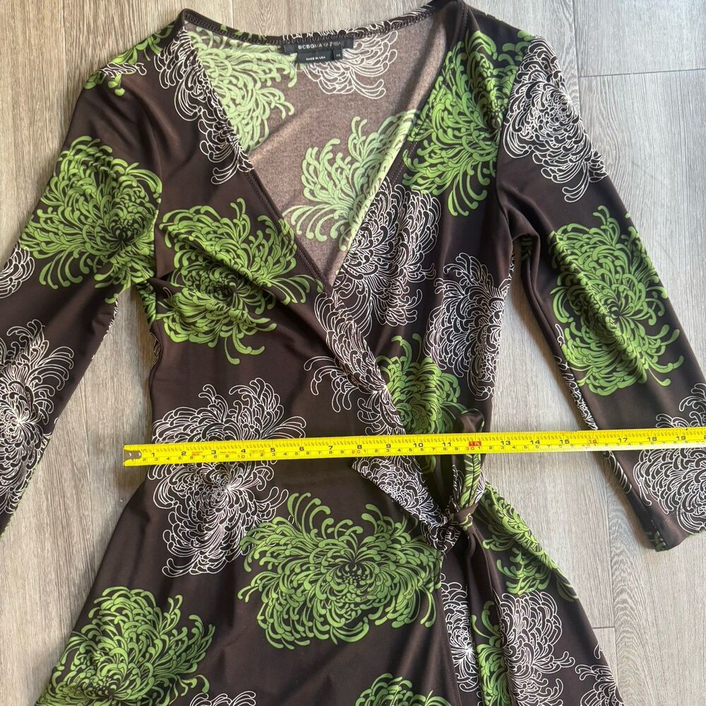 BCBG Maxazria Abstract Print V-Neck Wrap Dress With Tie Waist Sz XS Brown Green - Picture 3 of 12